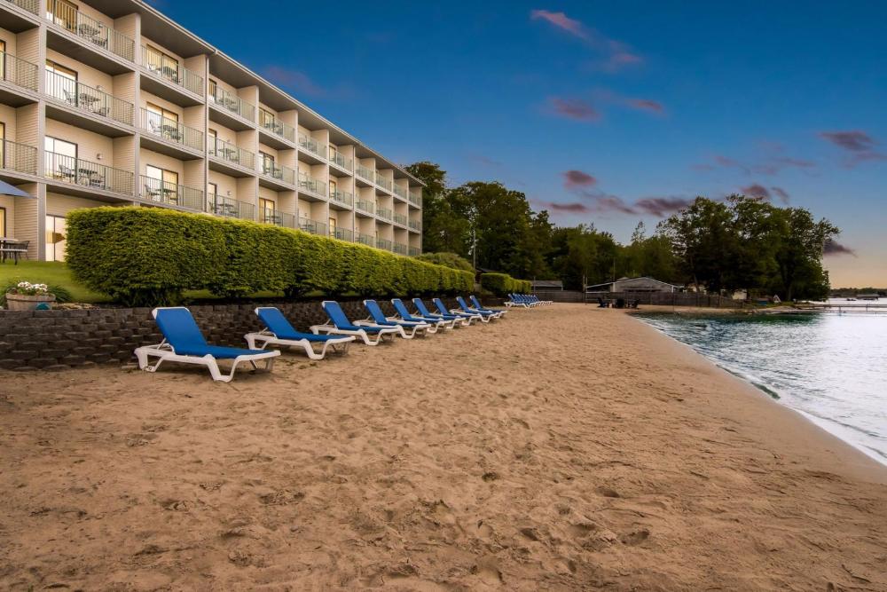 2 Queen Beachside Walkout interior